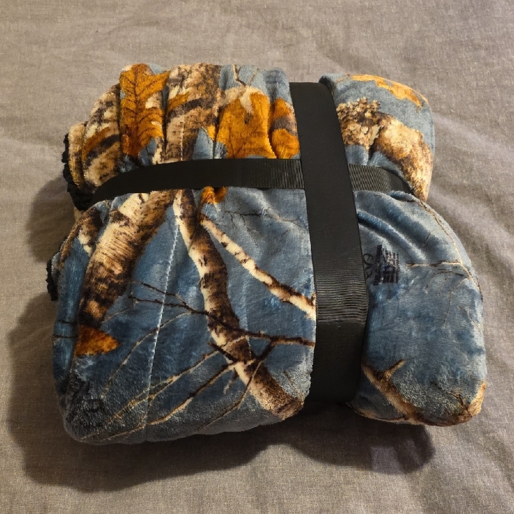 Realtree Edge Velvet Throw with Sherpa - Blue and Brown - Picture 3 of 5